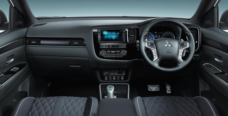 Торпедо Mitsubishi Outlander PHEV 2018 года  (JP) (фото 12 из 13)
